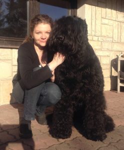 femme avec un chiot noir